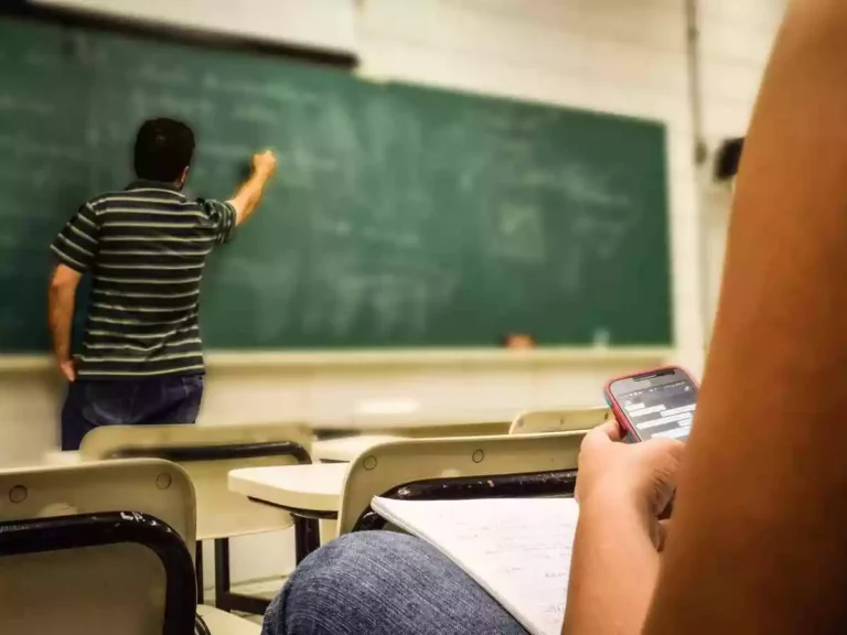 Sem conversa! Escolas brasileiras vão ACABAR de vez com celular na sala de aula?