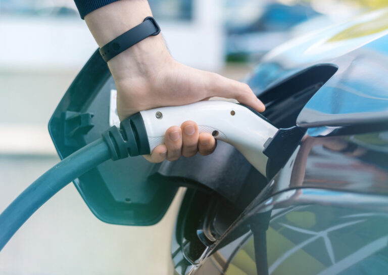 App Tupi conecta motoristas de carros elétricos a pontos de recarga em tempo real
