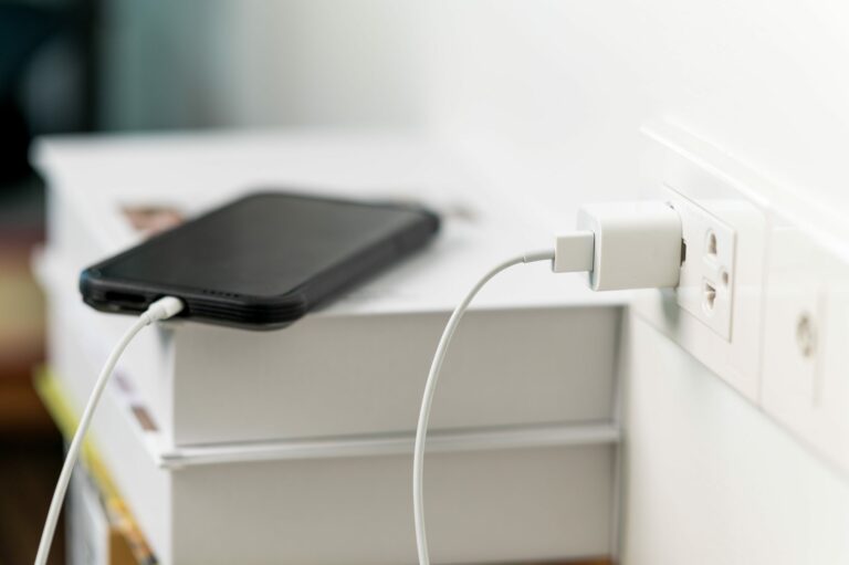 7 cuidados essenciais com o carregador do seu celular.