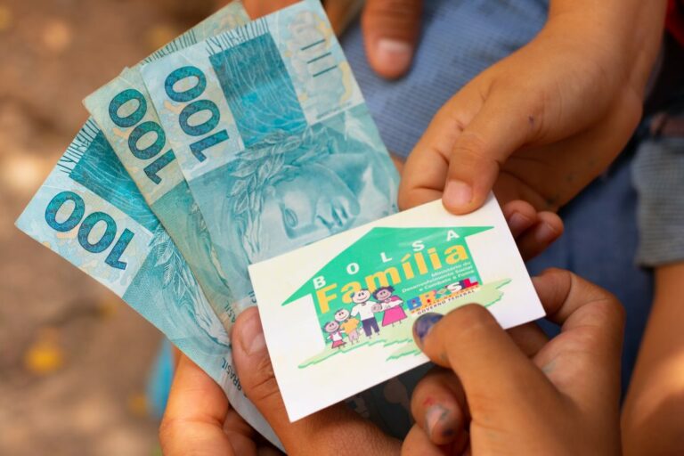 Se NÃO quiser sair do Bolsa Família em janeiro, veja dicas para seguir recebendo e aproveitar o MELHOR do benefício