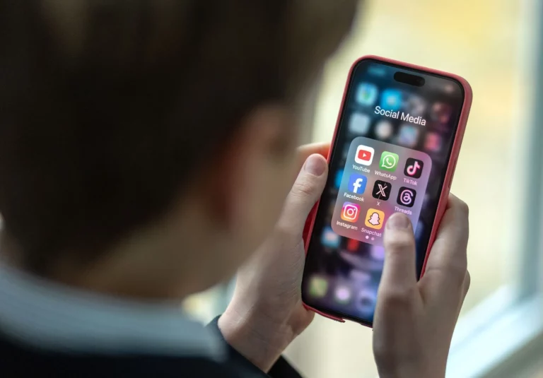 Enquanto Brasil quer proibir celulares nas escolas, Austrália deve acabar com redes sociais para menores de idade; podemos seguir o mesmo caminho?
