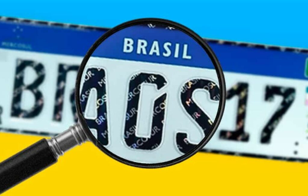 aplicativo para consultar placa de carro com lupa ampliando detalhes da placa veicular no Brasil