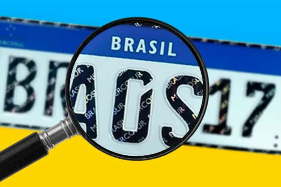 aplicativo para consultar placa de carro com lupa ampliando detalhes da placa veicular no Brasil