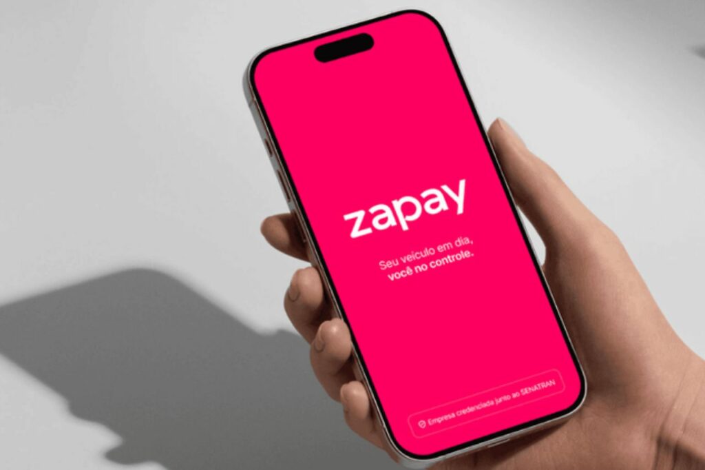 Pessoa segurando um smartphone com a tela exibindo o aplicativo Zapay, representando tecnologia e praticidade para consultar placas de veículos