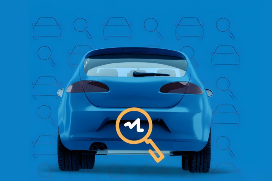 Imagem ilustrativa de um carro azul com ícone de lupa, representando a ação de consultar informações do veículo de forma online e gratuita